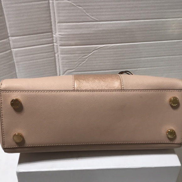 Michael Kors saffiano leather satchel with multiple compartments and zipper - Picture 4 of 11